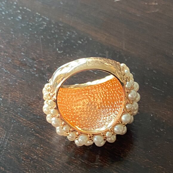 J. Crew Faux Pearl Gold Tone Dome cocktail Ring Size 6 NWOT - Picture 4 of 7